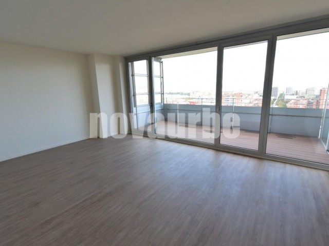 104 sqm flat with pool, views and terrace for sale in Diagonal Mar/Front Marítim del Poblenou, Barcelona