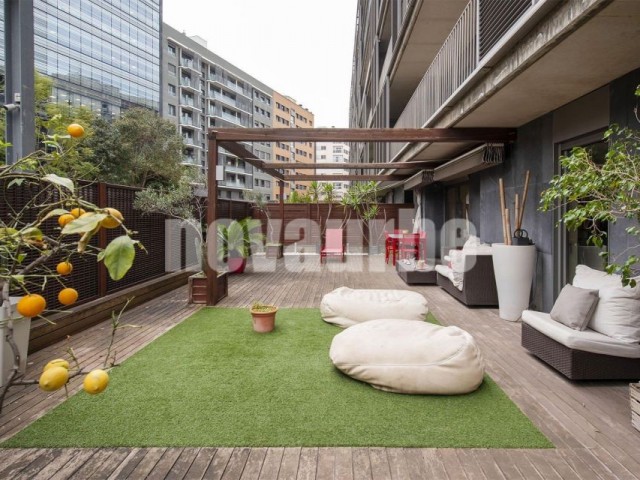 89 sqm flat with pool for sale in El Poblenou, Barcelona